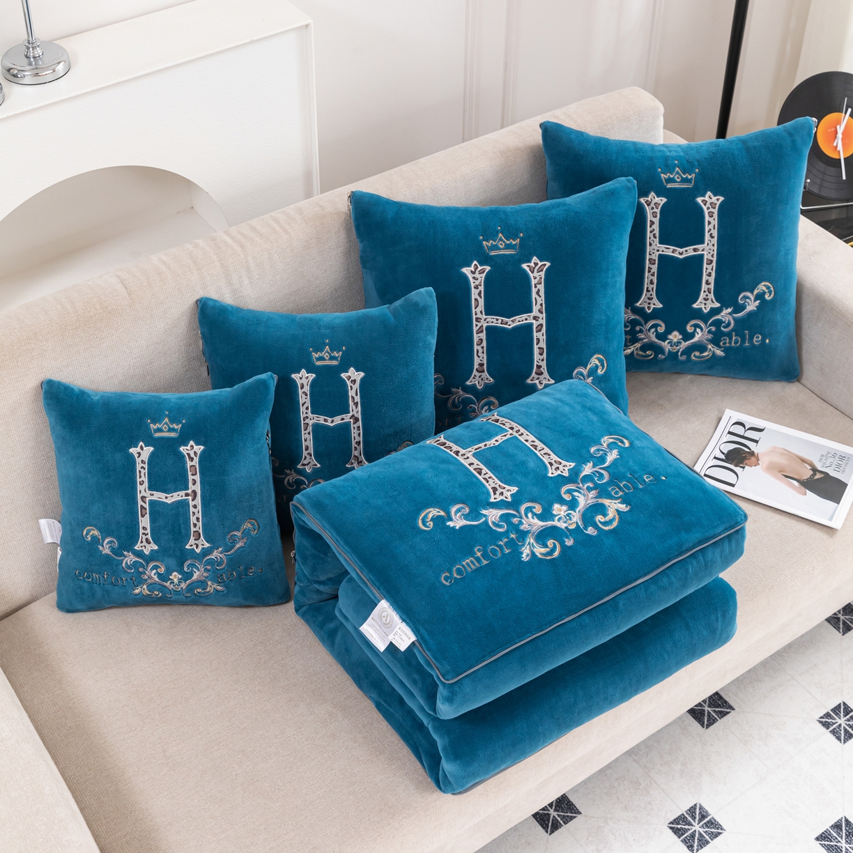 91家纺网 家纺一手货源 找家纺 照世家纺 2025新款牛奶绒简约复古款抱枕被 深蓝