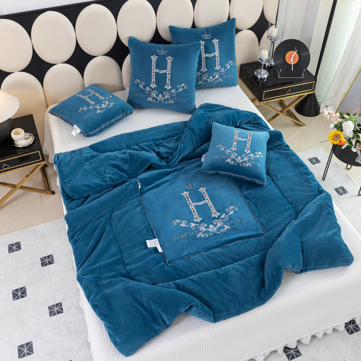 91家纺网 家纺一手货源 找家纺 照世家纺 2025新款牛奶绒简约复古款抱枕被 深蓝