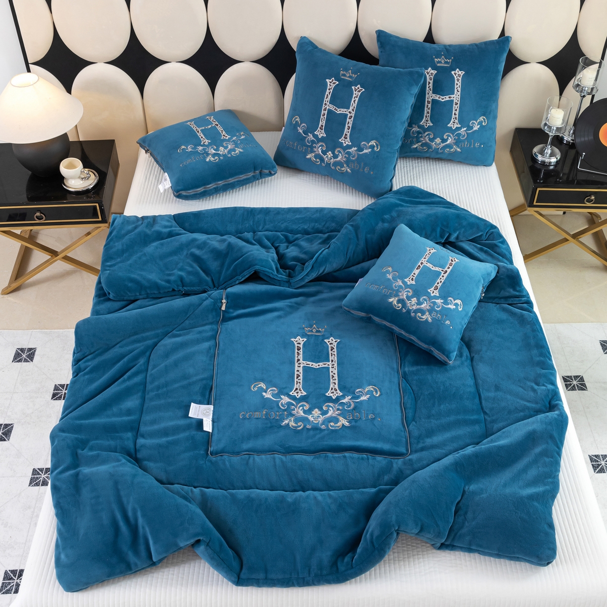 91家纺网 家纺一手货源 找家纺 照世家纺 2025新款牛奶绒简约复古款抱枕被 深蓝