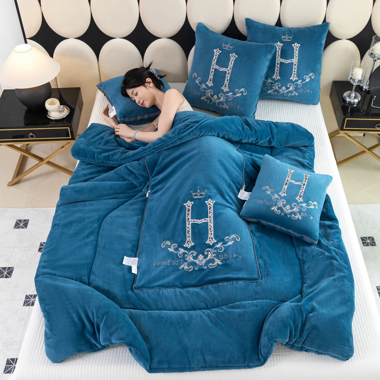 91家纺网 家纺一手货源 找家纺 照世家纺 2025新款牛奶绒简约复古款抱枕被 深蓝