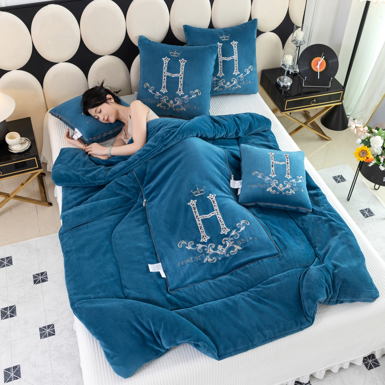 91家纺网 家纺一手货源 找家纺 照世家纺 2025新款牛奶绒简约复古款抱枕被 深蓝