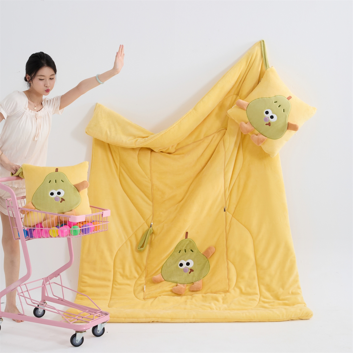 91家纺网 家纺一手货源 找家纺 照世家纺 2025新款牛奶绒抗菌棉pear款抱枕被 柠檬黄