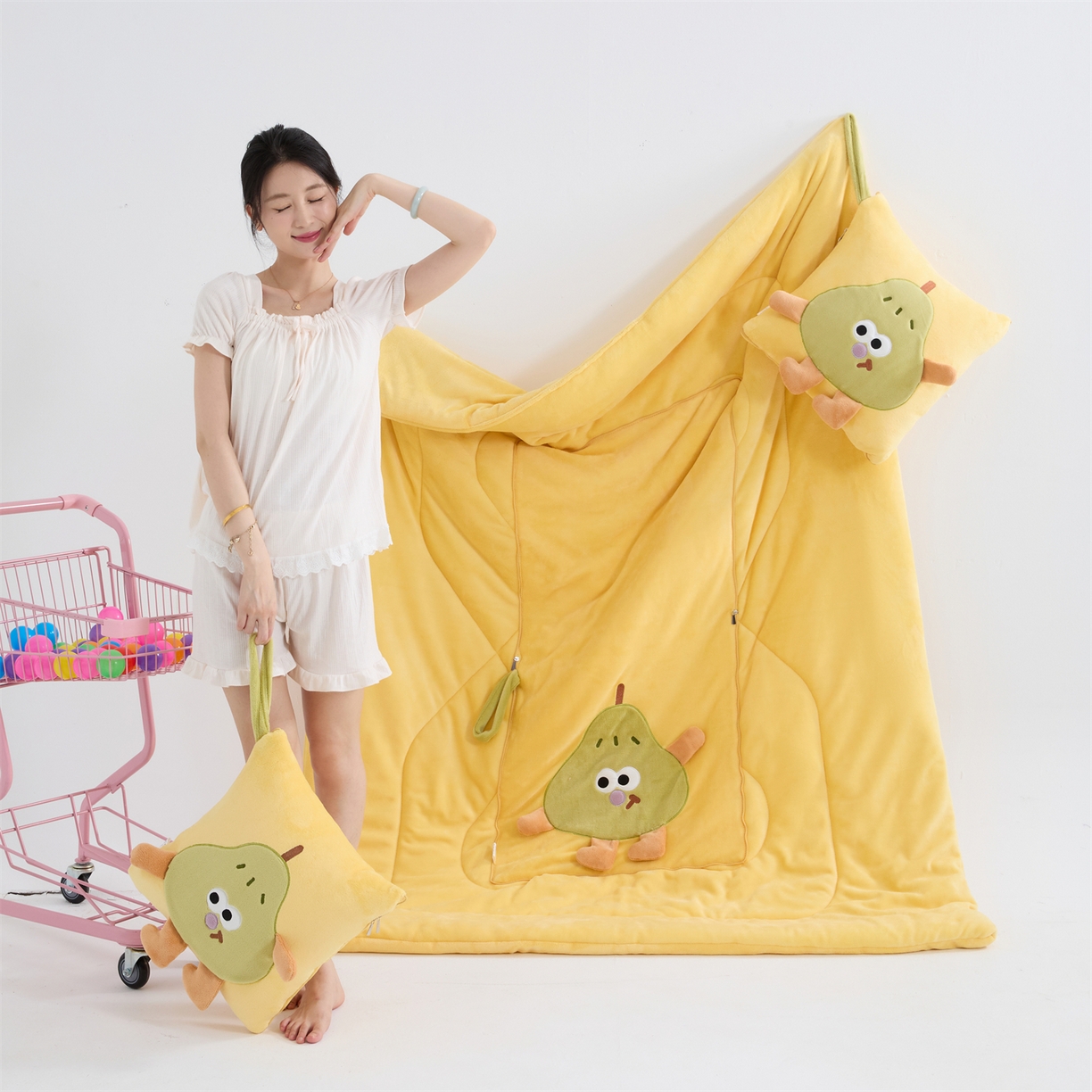 91家纺网 家纺一手货源 找家纺 照世家纺 2025新款牛奶绒抗菌棉pear款抱枕被 柠檬黄