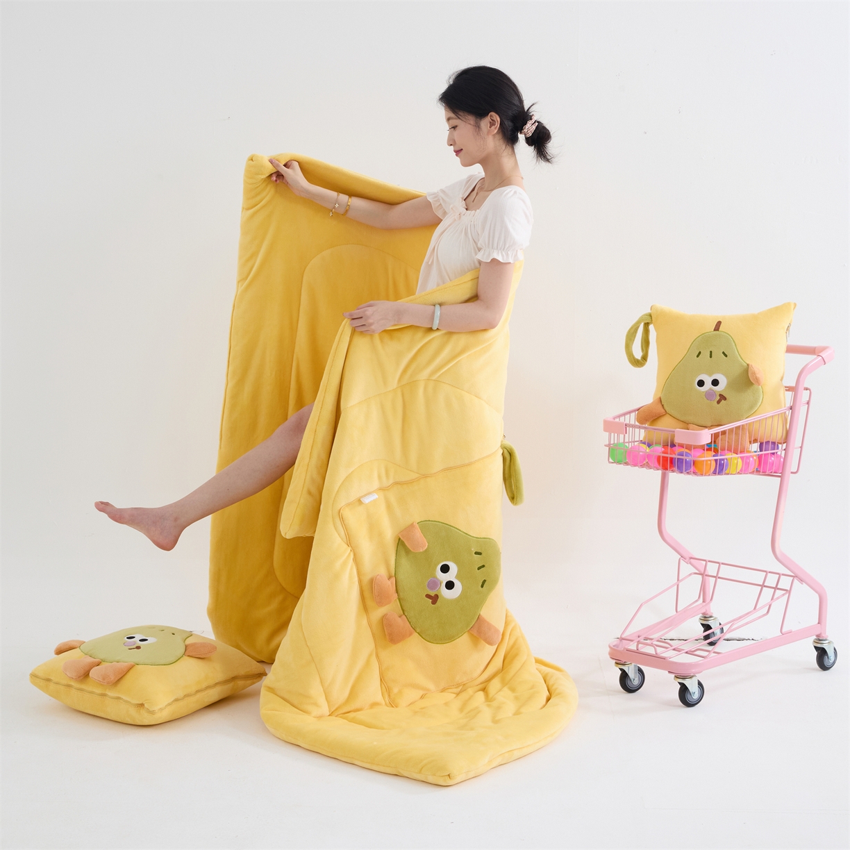 91家纺网 家纺一手货源 找家纺 照世家纺 2025新款牛奶绒抗菌棉pear款抱枕被 柠檬黄