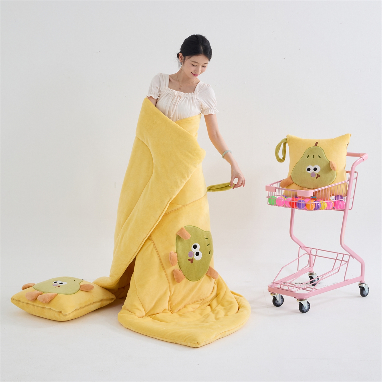 91家纺网 家纺一手货源 找家纺 照世家纺 2025新款牛奶绒抗菌棉pear款抱枕被 柠檬黄