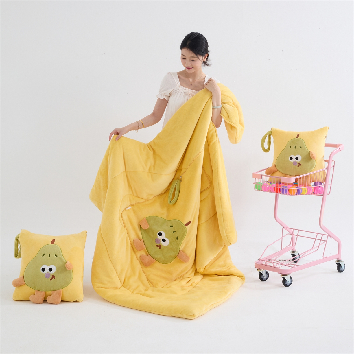 91家纺网 家纺一手货源 找家纺 照世家纺 2025新款牛奶绒抗菌棉pear款抱枕被 柠檬黄