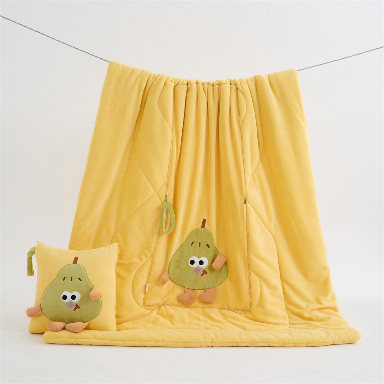 91家纺网 家纺一手货源 找家纺 照世家纺 2025新款牛奶绒抗菌棉pear款抱枕被 柠檬黄