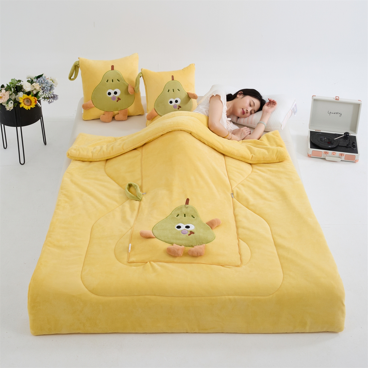 91家纺网 家纺一手货源 找家纺 照世家纺 2025新款牛奶绒抗菌棉pear款抱枕被 柠檬黄