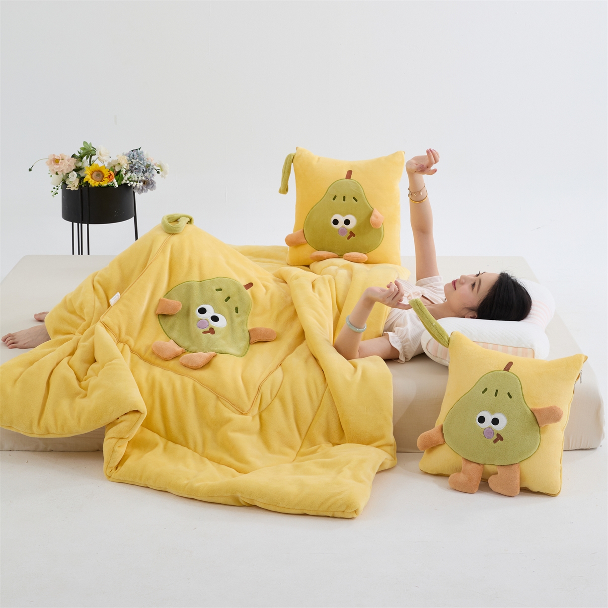 91家纺网 家纺一手货源 找家纺 照世家纺 2025新款牛奶绒抗菌棉pear款抱枕被 柠檬黄