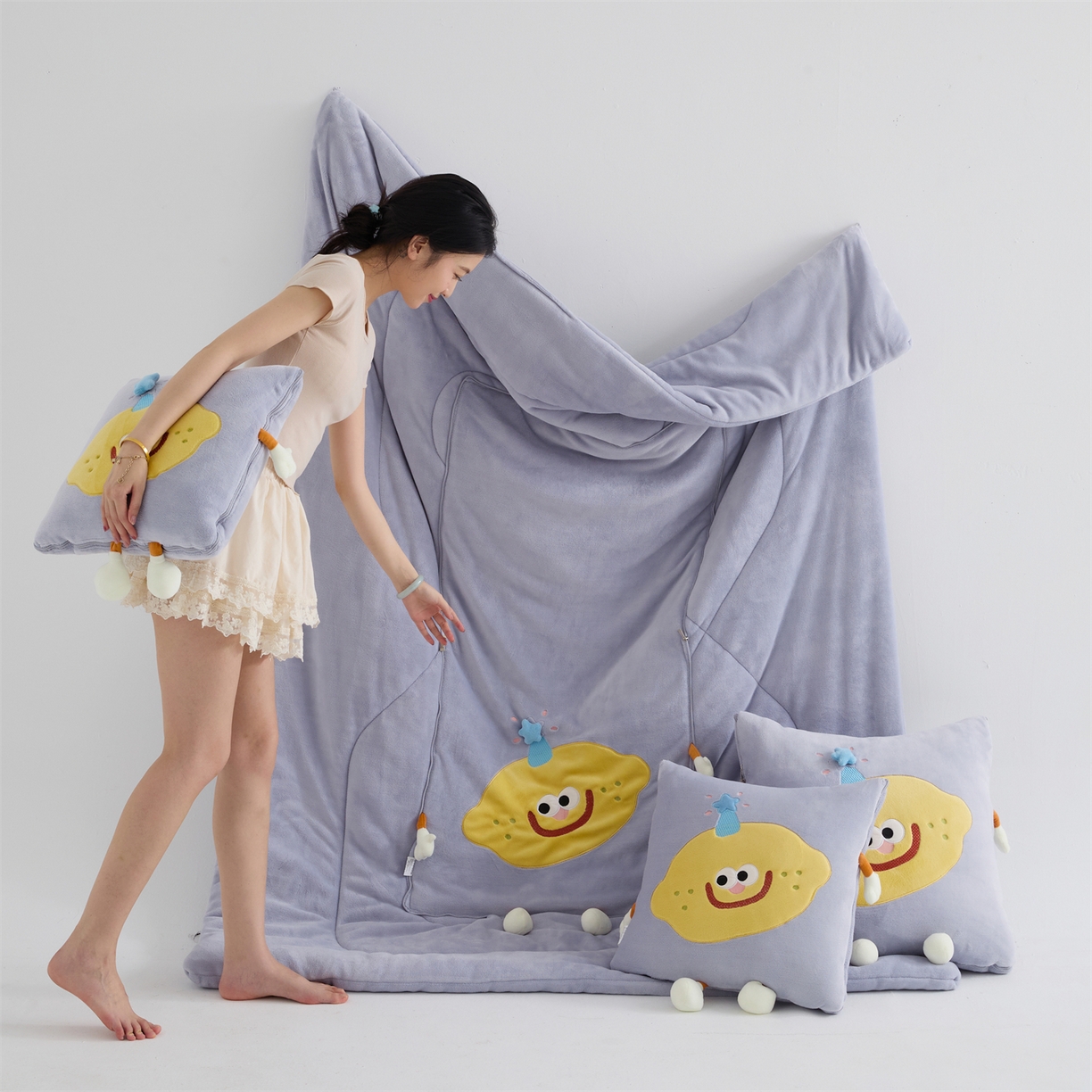 91家纺网 家纺一手货源 找家纺 照世家纺 2025新款牛奶绒抗菌棉mango款抱枕被 香芋紫