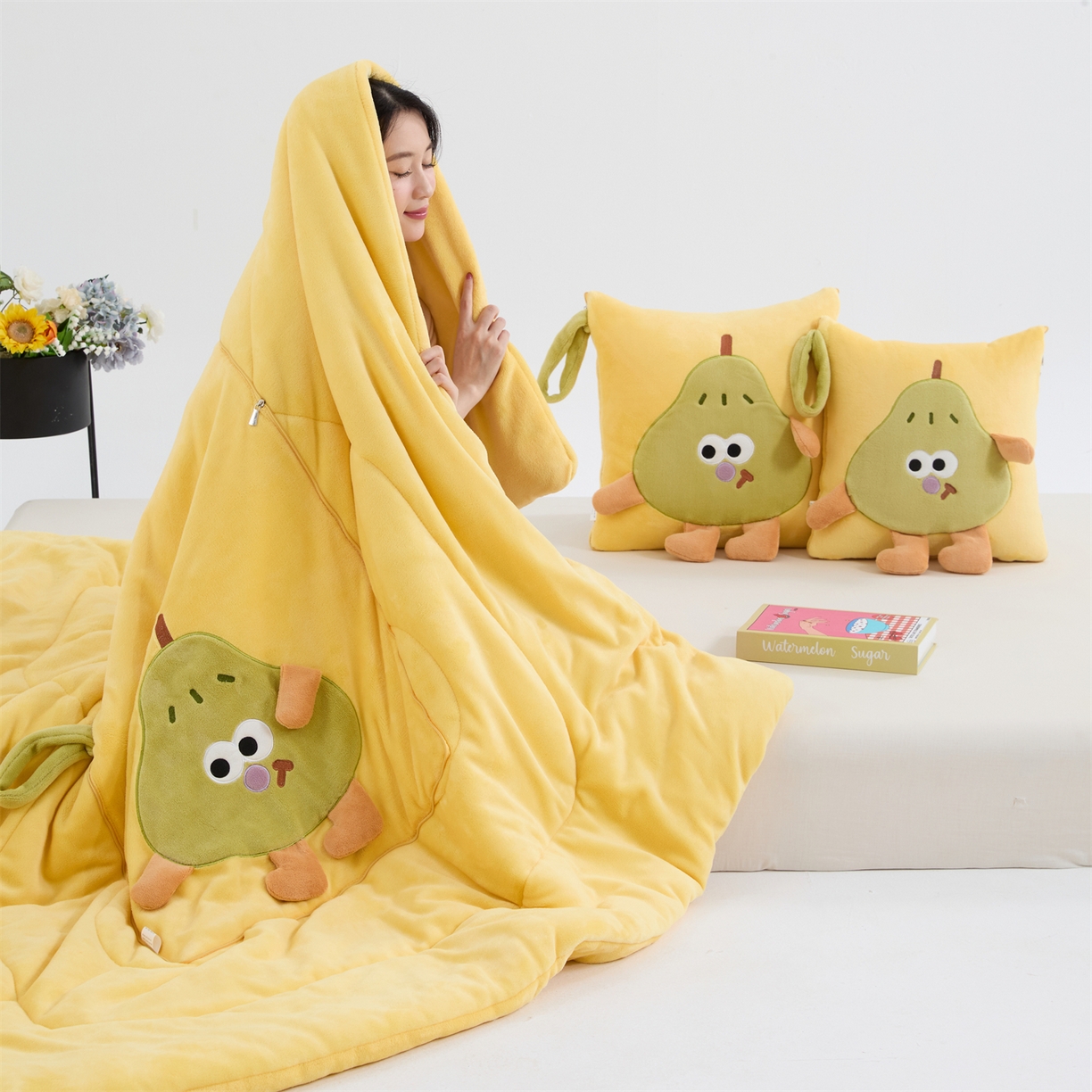 91家纺网 家纺一手货源 找家纺 照世家纺 2025新款牛奶绒抗菌棉pear款抱枕被 柠檬黄