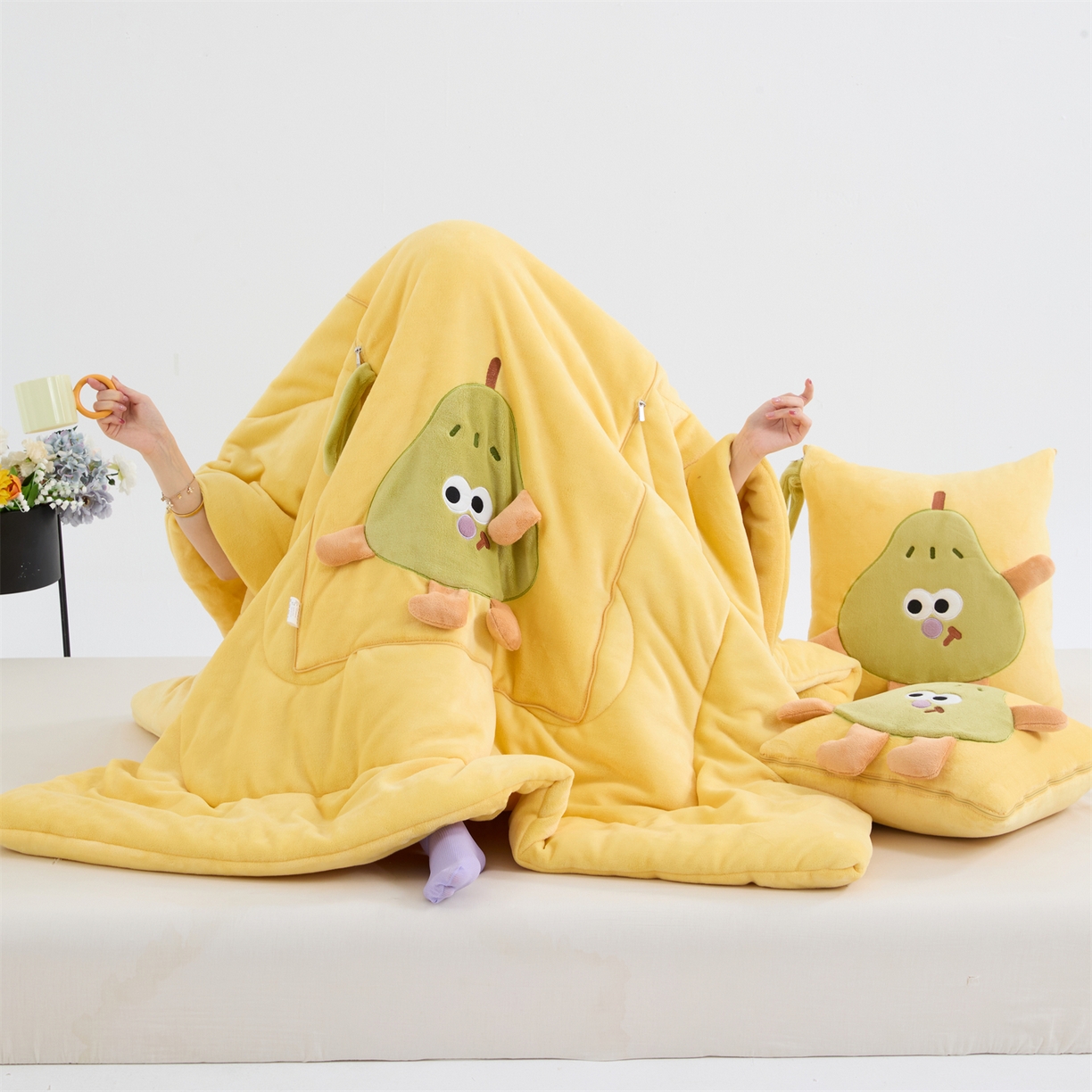 91家纺网 家纺一手货源 找家纺 照世家纺 2025新款牛奶绒抗菌棉pear款抱枕被 柠檬黄