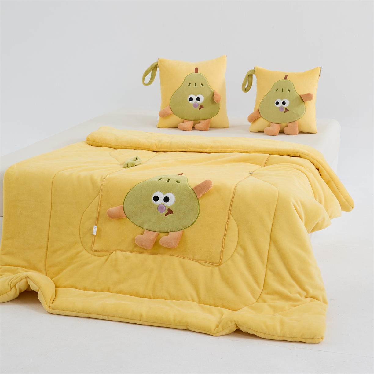 91家纺网 家纺一手货源 找家纺 照世家纺 2025新款牛奶绒抗菌棉pear款抱枕被 柠檬黄