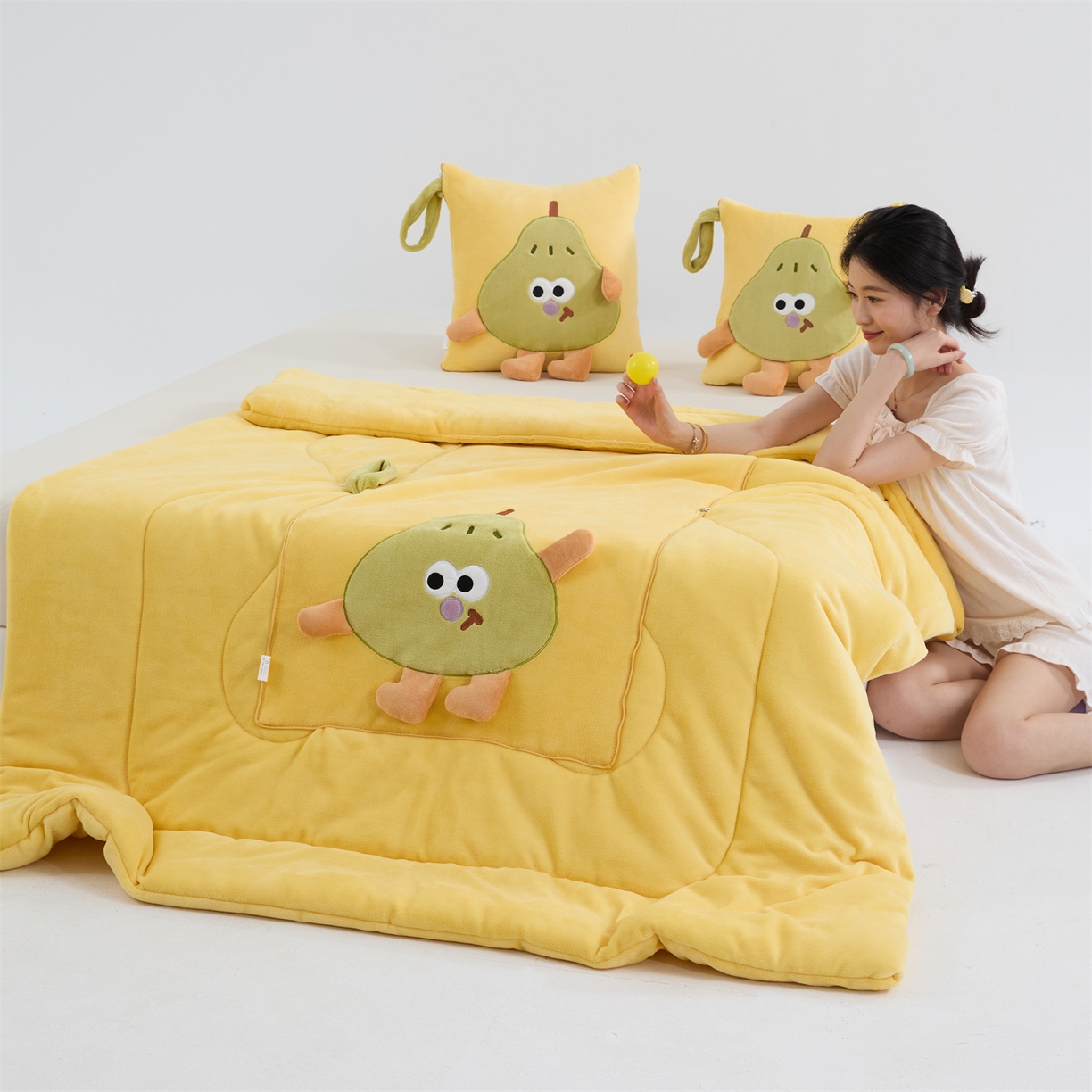 91家纺网 家纺一手货源 找家纺 照世家纺 2025新款牛奶绒抗菌棉pear款抱枕被 柠檬黄