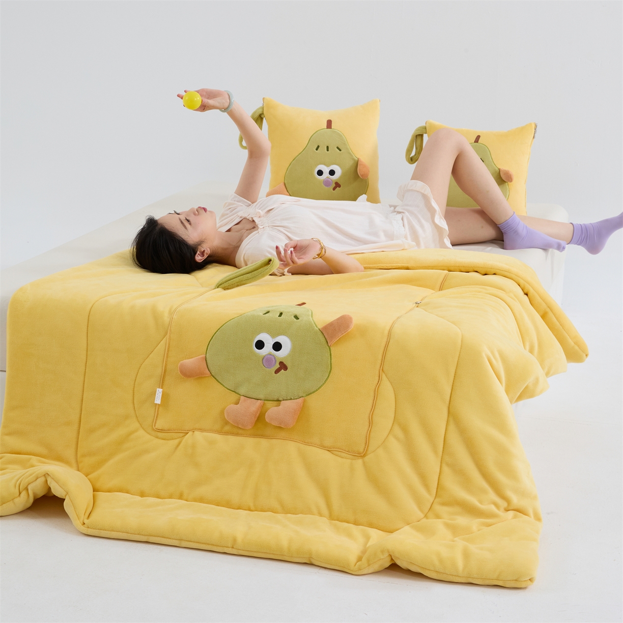 91家纺网 家纺一手货源 找家纺 照世家纺 2025新款牛奶绒抗菌棉pear款抱枕被 柠檬黄