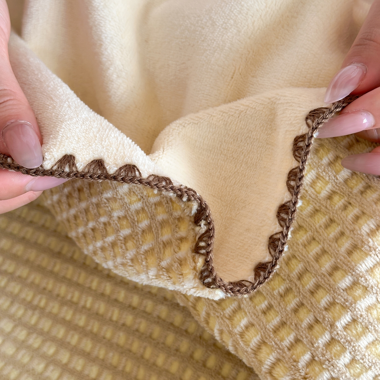 91家纺网 家纺一手货源 找家纺 桃子家居 2025新款A类ins菠萝毯全消光烂花撞色华夫格三角针工艺加厚牛奶绒毛毯多功能毯 绒-菠萝毯棕黄