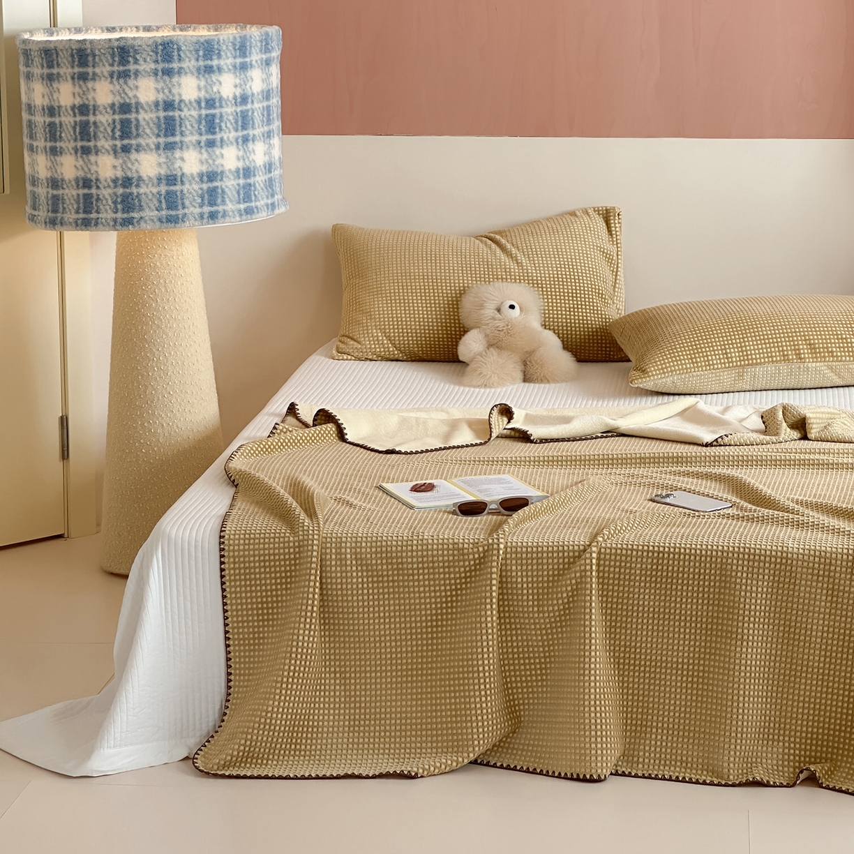 91家纺网 家纺一手货源 找家纺 桃子家居 2025新款A类ins菠萝毯全消光烂花撞色华夫格三角针工艺加厚牛奶绒毛毯多功能毯 绒-菠萝毯棕黄