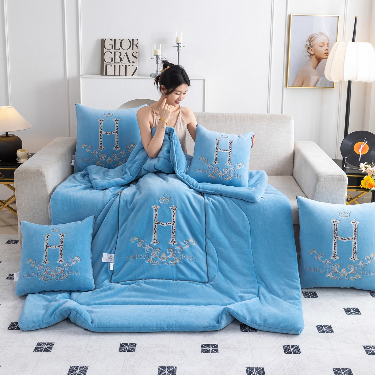 照世家纺 2025新款牛奶绒简约复古款抱枕被 天兰