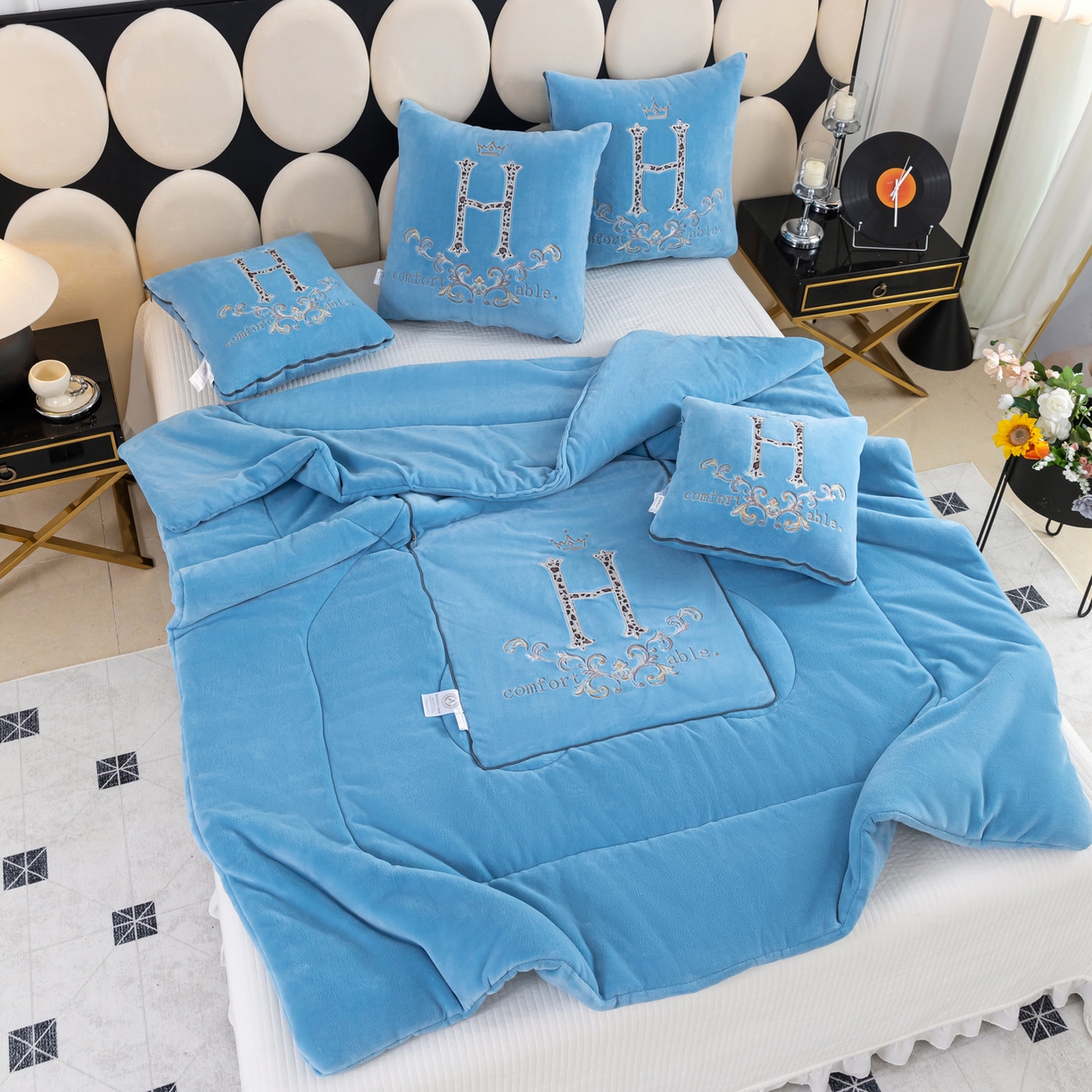 91家纺网 家纺一手货源 找家纺 照世家纺 2025新款牛奶绒简约复古款抱枕被 天兰