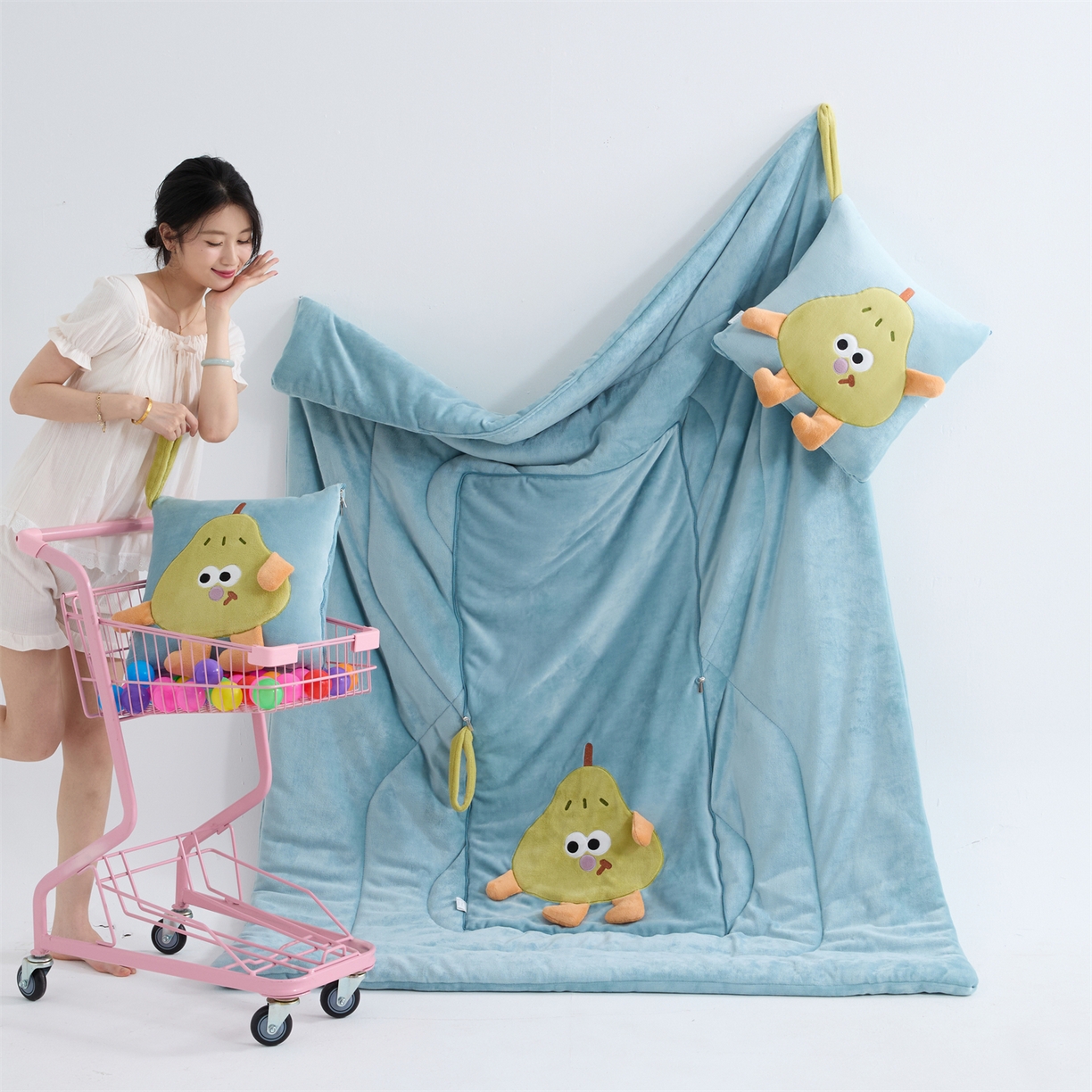 91家纺网 家纺一手货源 找家纺 照世家纺 2025新款牛奶绒抗菌棉pear款抱枕被 秋蓝