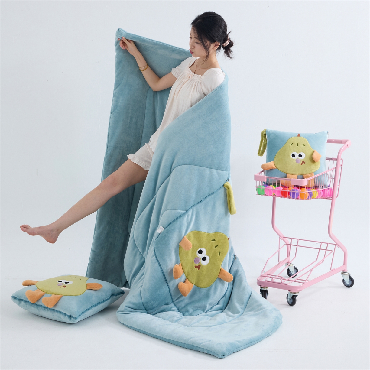 91家纺网 家纺一手货源 找家纺 照世家纺 2025新款牛奶绒抗菌棉pear款抱枕被 秋蓝