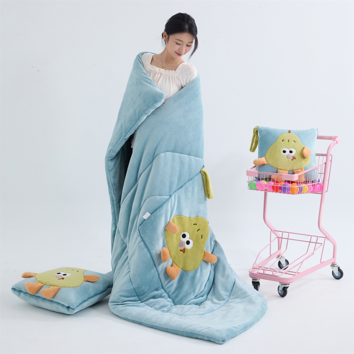 91家纺网 家纺一手货源 找家纺 照世家纺 2025新款牛奶绒抗菌棉pear款抱枕被 秋蓝