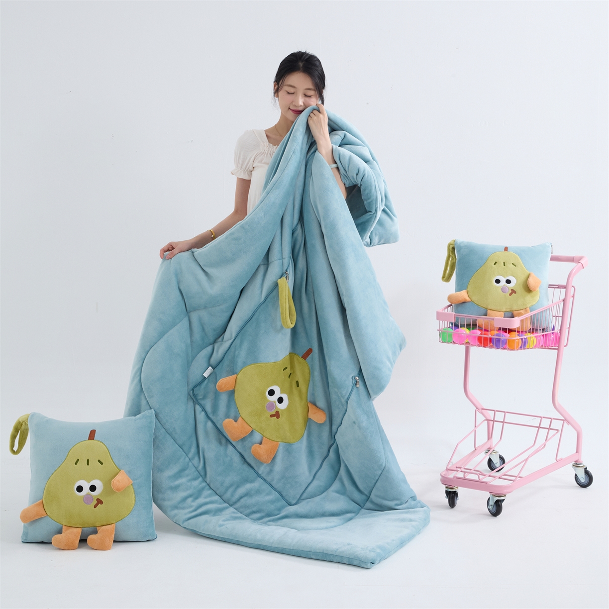 91家纺网 家纺一手货源 找家纺 照世家纺 2025新款牛奶绒抗菌棉pear款抱枕被 秋蓝