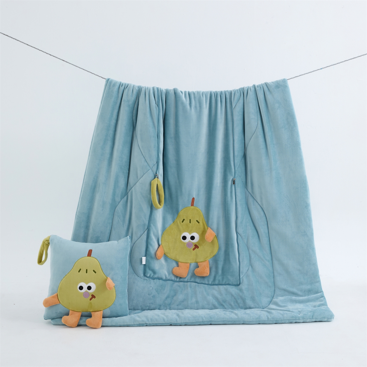 91家纺网 家纺一手货源 找家纺 照世家纺 2025新款牛奶绒抗菌棉pear款抱枕被 秋蓝