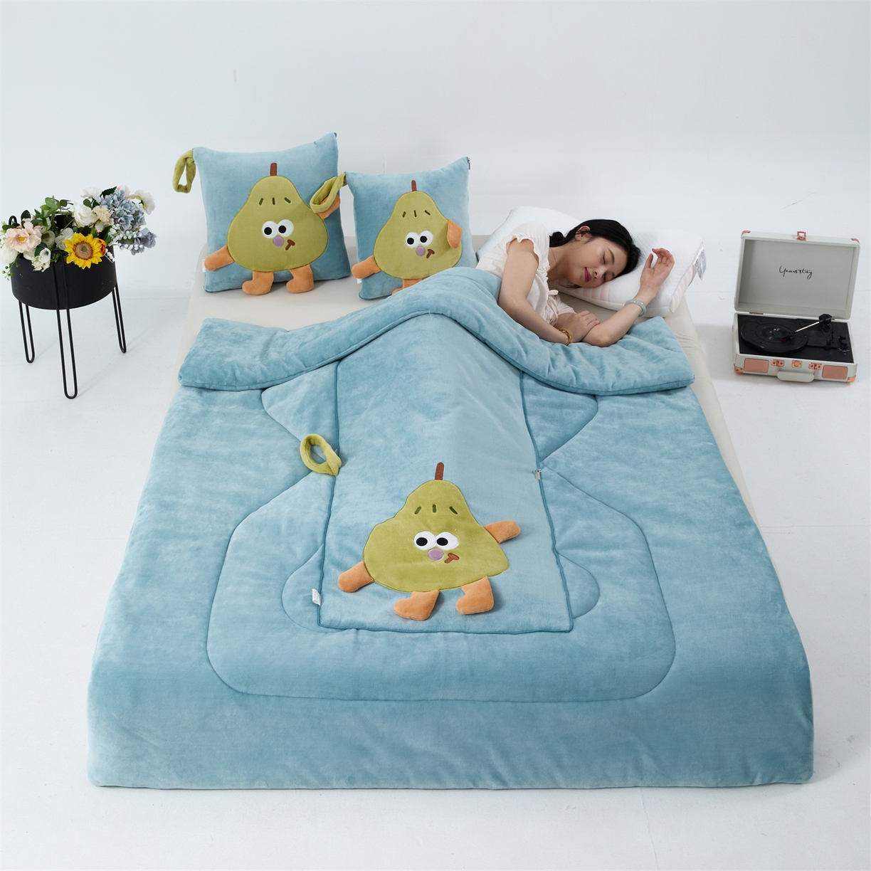 91家纺网 家纺一手货源 找家纺 照世家纺 2025新款牛奶绒抗菌棉pear款抱枕被 秋蓝