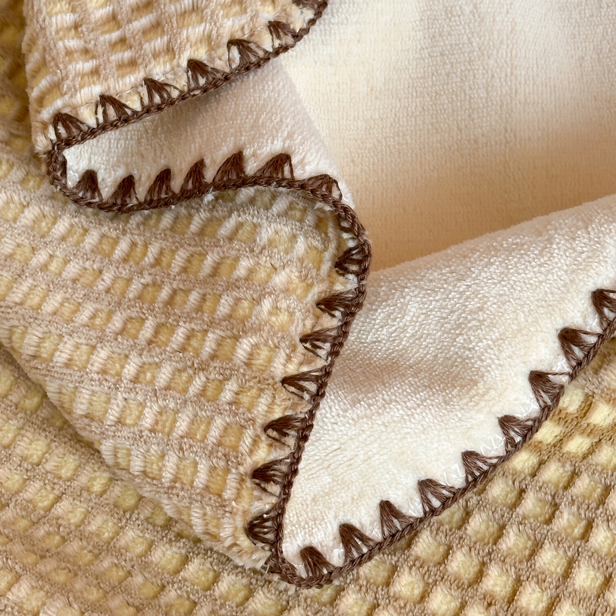 91家纺网 家纺一手货源 找家纺 桃子家居 2025新款A类ins菠萝毯全消光烂花撞色华夫格三角针工艺加厚牛奶绒毛毯多功能毯 绒-菠萝毯棕黄