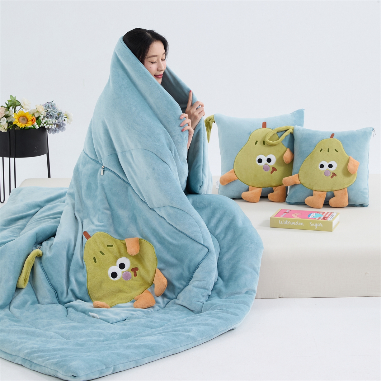 91家纺网 家纺一手货源 找家纺 照世家纺 2025新款牛奶绒抗菌棉pear款抱枕被 秋蓝