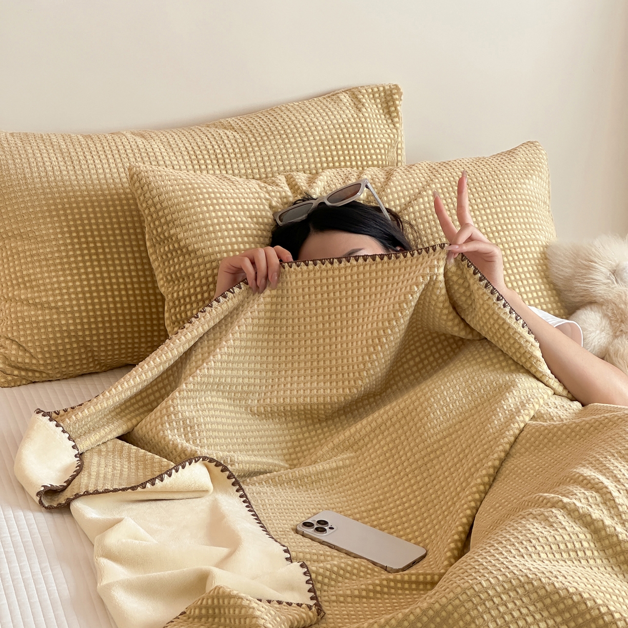 91家纺网 家纺一手货源 找家纺 桃子家居 2025新款A类ins菠萝毯全消光烂花撞色华夫格三角针工艺加厚牛奶绒毛毯多功能毯 绒-菠萝毯棕黄