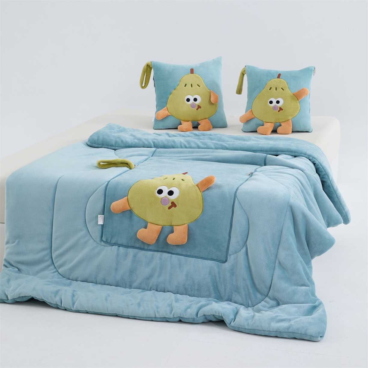 91家纺网 家纺一手货源 找家纺 照世家纺 2025新款牛奶绒抗菌棉pear款抱枕被 秋蓝