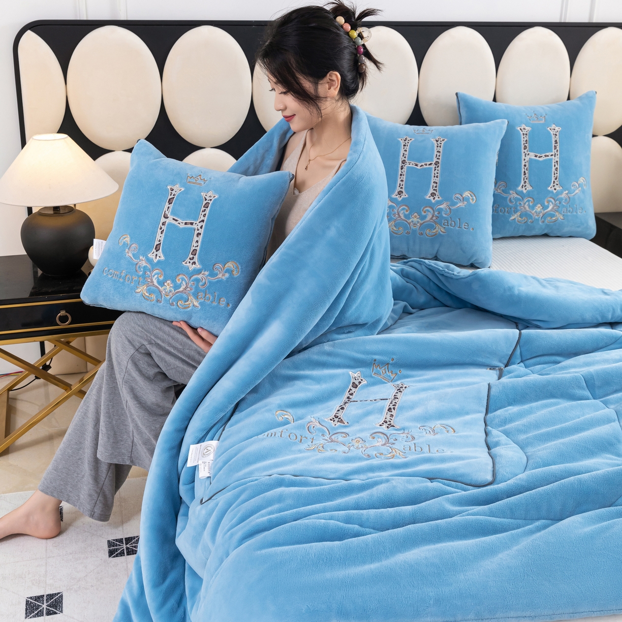 91家纺网 家纺一手货源 找家纺 照世家纺 2025新款牛奶绒简约复古款抱枕被 天兰