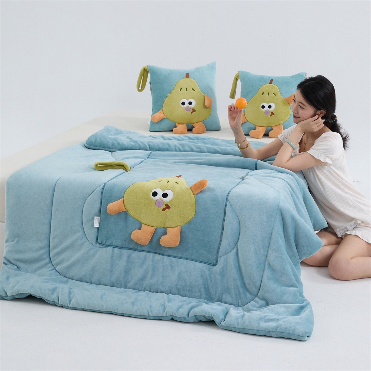 91家纺网 家纺一手货源 找家纺 照世家纺 2025新款牛奶绒抗菌棉pear款抱枕被 秋蓝