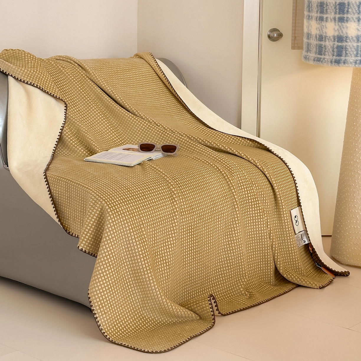 91家纺网 家纺一手货源 找家纺 桃子家居 2025新款A类ins菠萝毯全消光烂花撞色华夫格三角针工艺加厚牛奶绒毛毯多功能毯 绒-菠萝毯棕黄