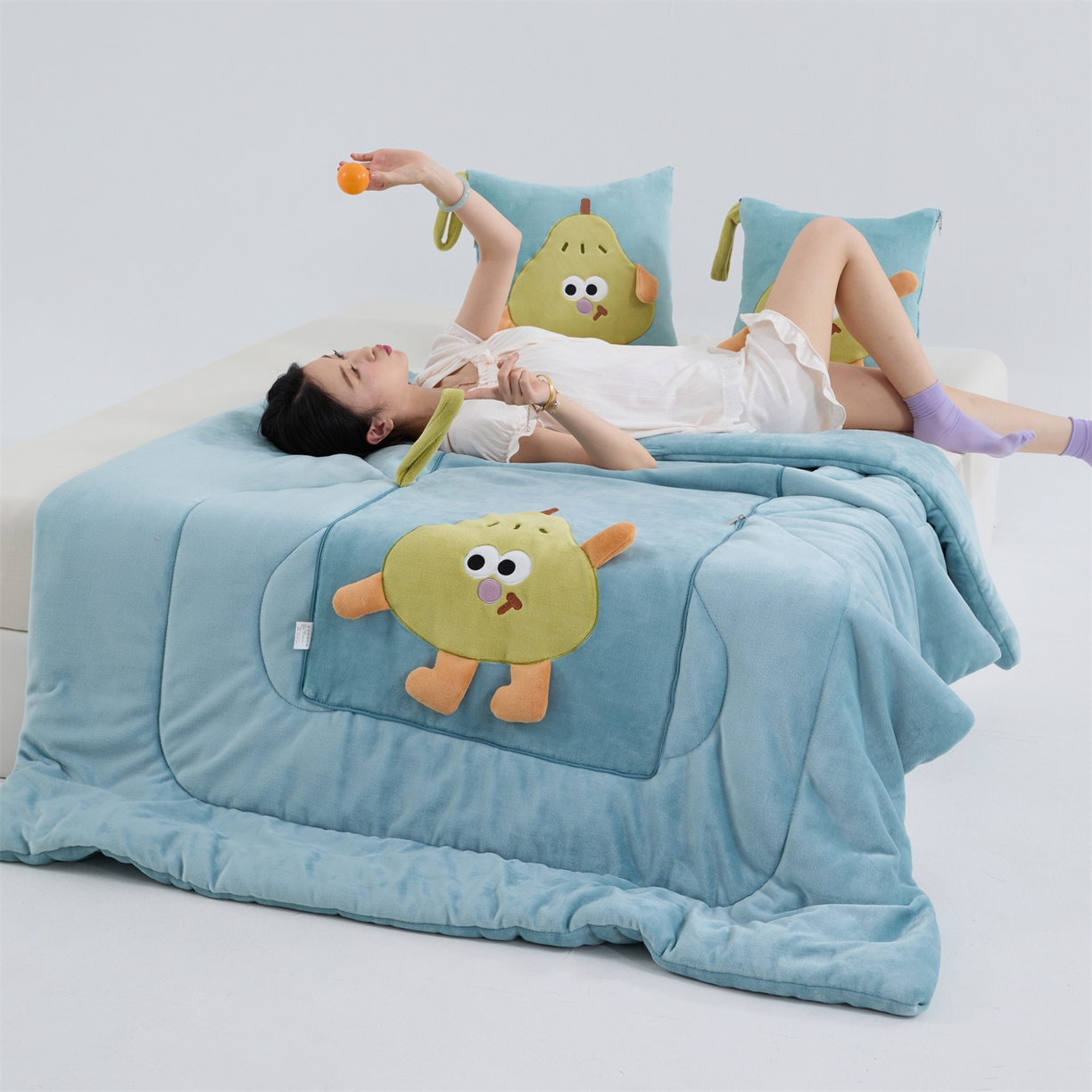 91家纺网 家纺一手货源 找家纺 照世家纺 2025新款牛奶绒抗菌棉pear款抱枕被 秋蓝