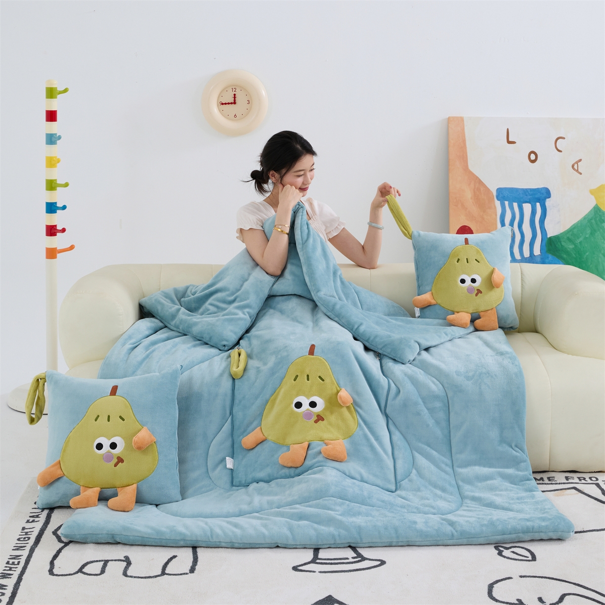 91家纺网 家纺一手货源 找家纺 照世家纺 2025新款牛奶绒抗菌棉pear款抱枕被 秋蓝