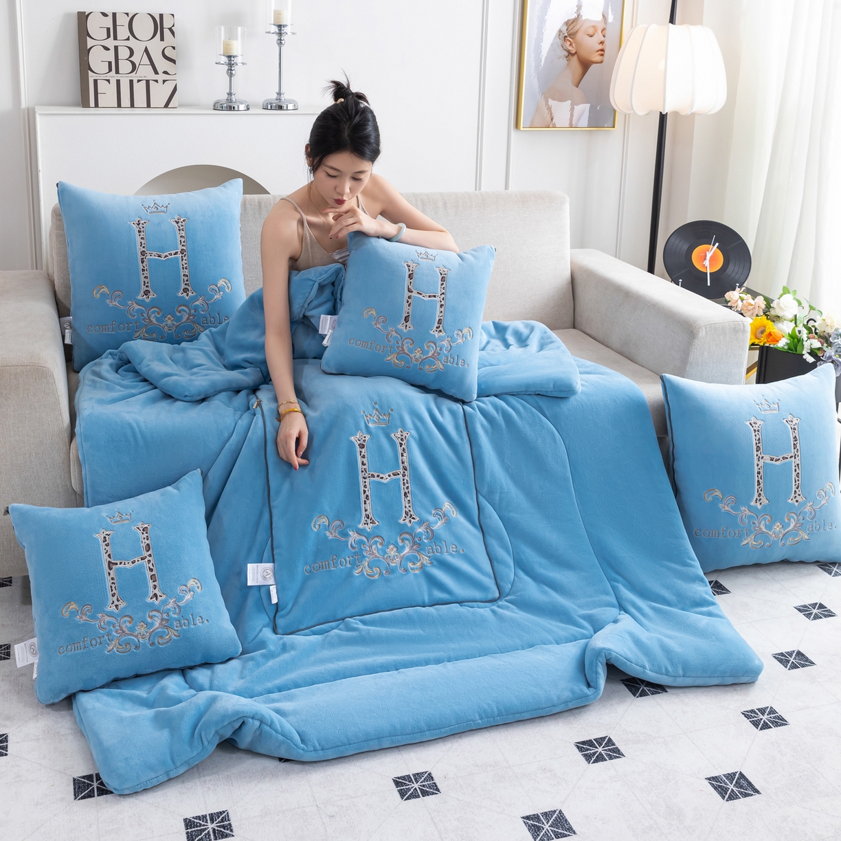 91家纺网 家纺一手货源 找家纺 照世家纺 2025新款牛奶绒简约复古款抱枕被 天兰