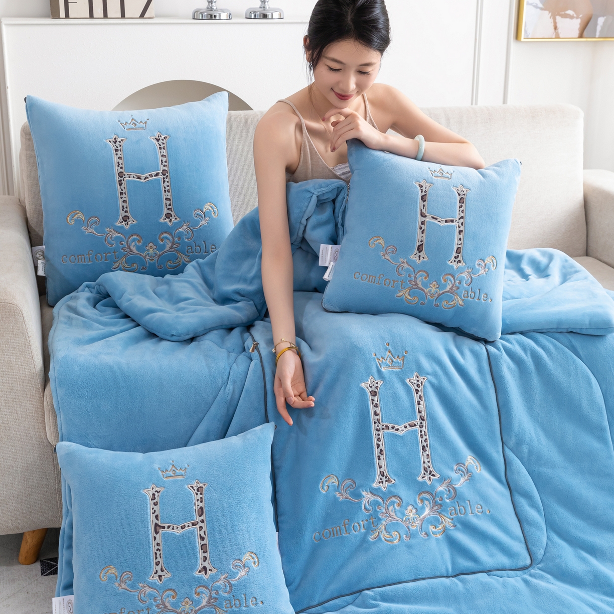 91家纺网 家纺一手货源 找家纺 照世家纺 2025新款牛奶绒简约复古款抱枕被 天兰