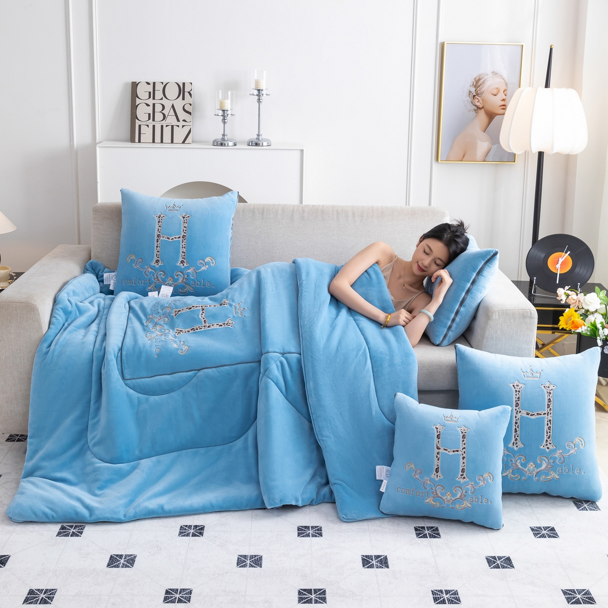 91家纺网 家纺一手货源 找家纺 照世家纺 2025新款牛奶绒简约复古款抱枕被 天兰