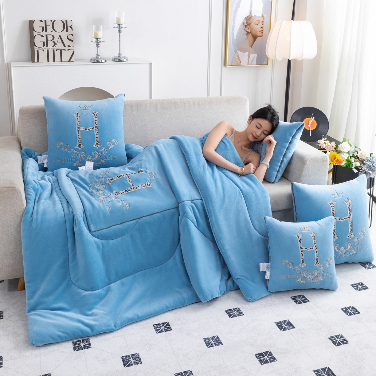 91家纺网 家纺一手货源 找家纺 照世家纺 2025新款牛奶绒简约复古款抱枕被 天兰