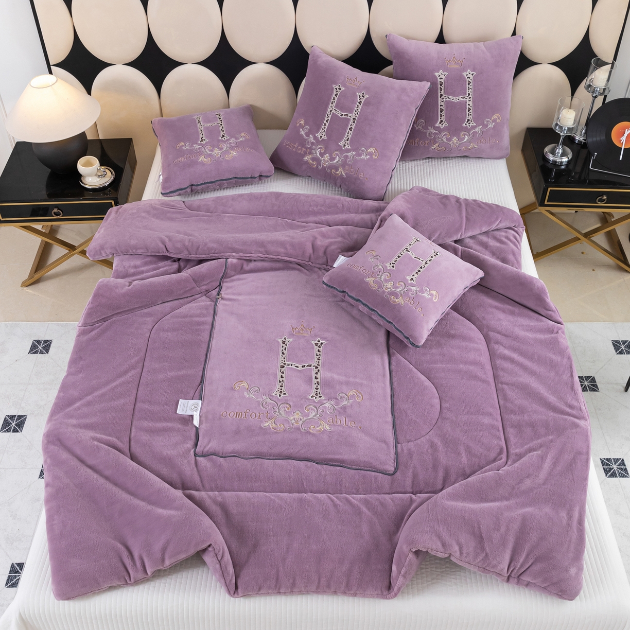 91家纺网 家纺一手货源 找家纺 照世家纺 2025新款牛奶绒简约复古款抱枕被 香芋紫