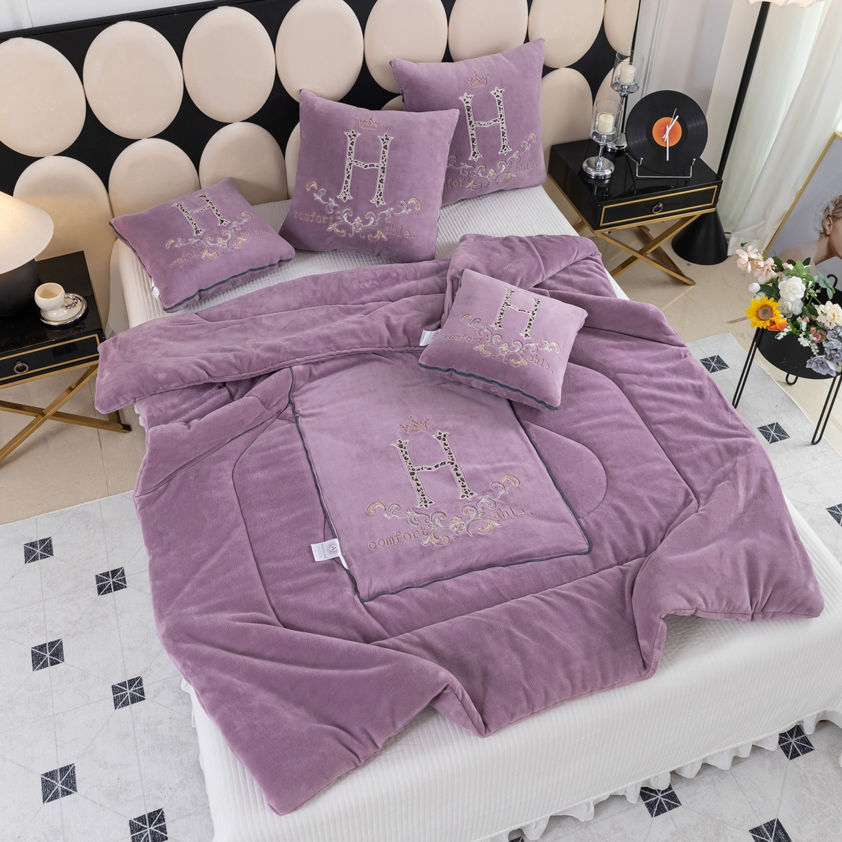 91家纺网 家纺一手货源 找家纺 照世家纺 2025新款牛奶绒简约复古款抱枕被 香芋紫