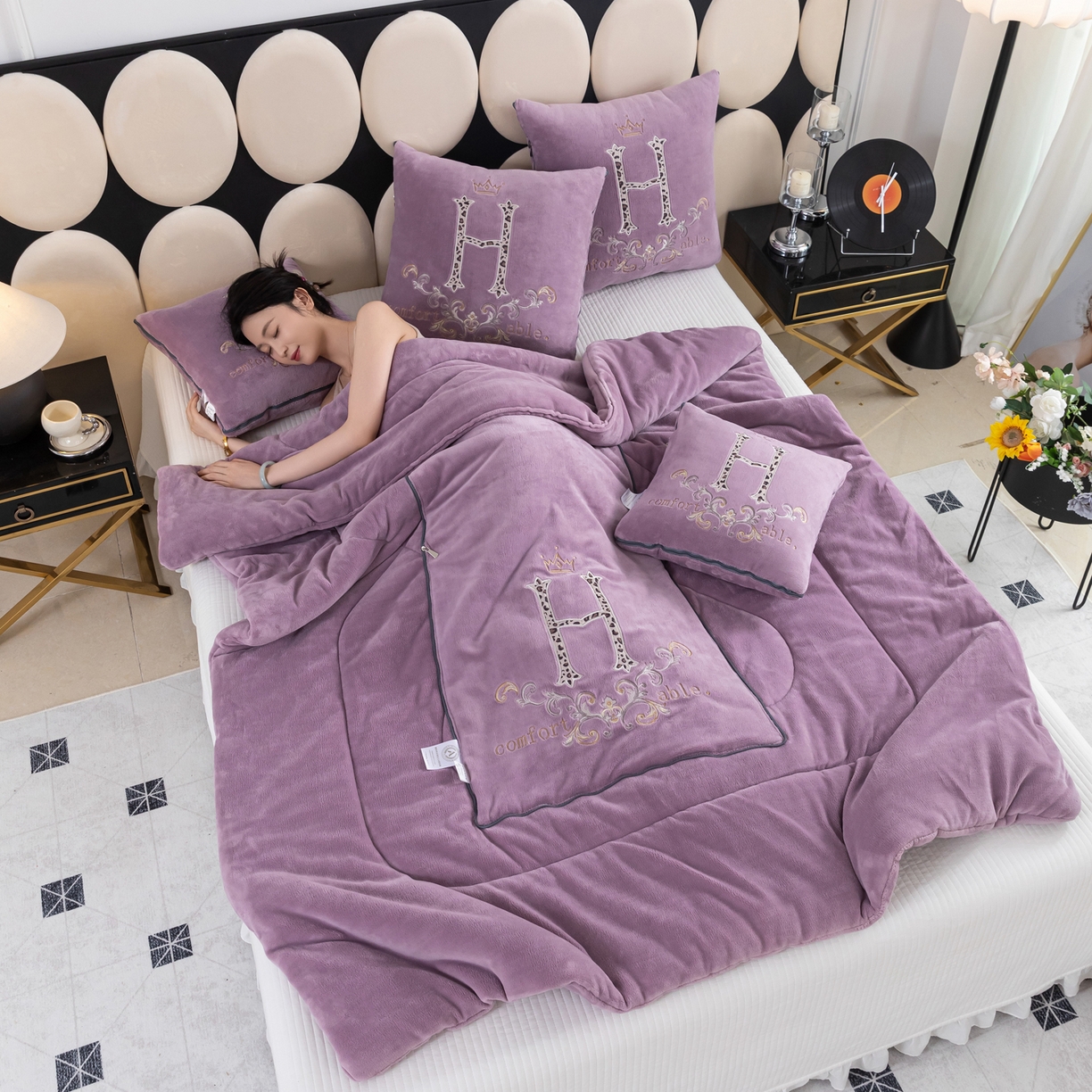 91家纺网 家纺一手货源 找家纺 照世家纺 2025新款牛奶绒简约复古款抱枕被 香芋紫