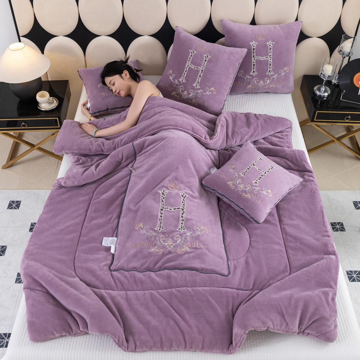 91家纺网 家纺一手货源 找家纺 照世家纺 2025新款牛奶绒简约复古款抱枕被 香芋紫