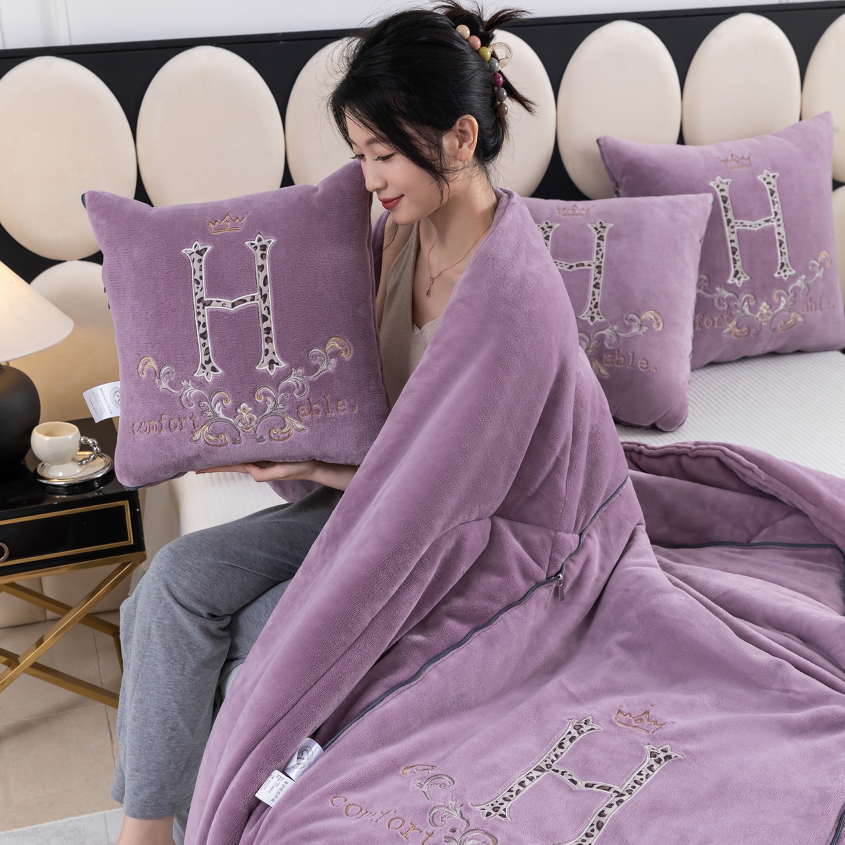 91家纺网 家纺一手货源 找家纺 照世家纺 2025新款牛奶绒简约复古款抱枕被 香芋紫