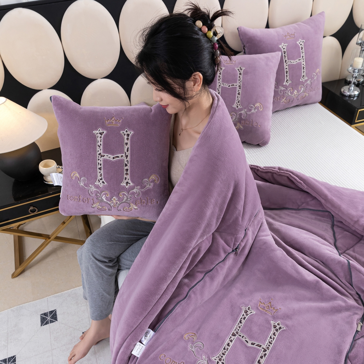 91家纺网 家纺一手货源 找家纺 照世家纺 2025新款牛奶绒简约复古款抱枕被 香芋紫