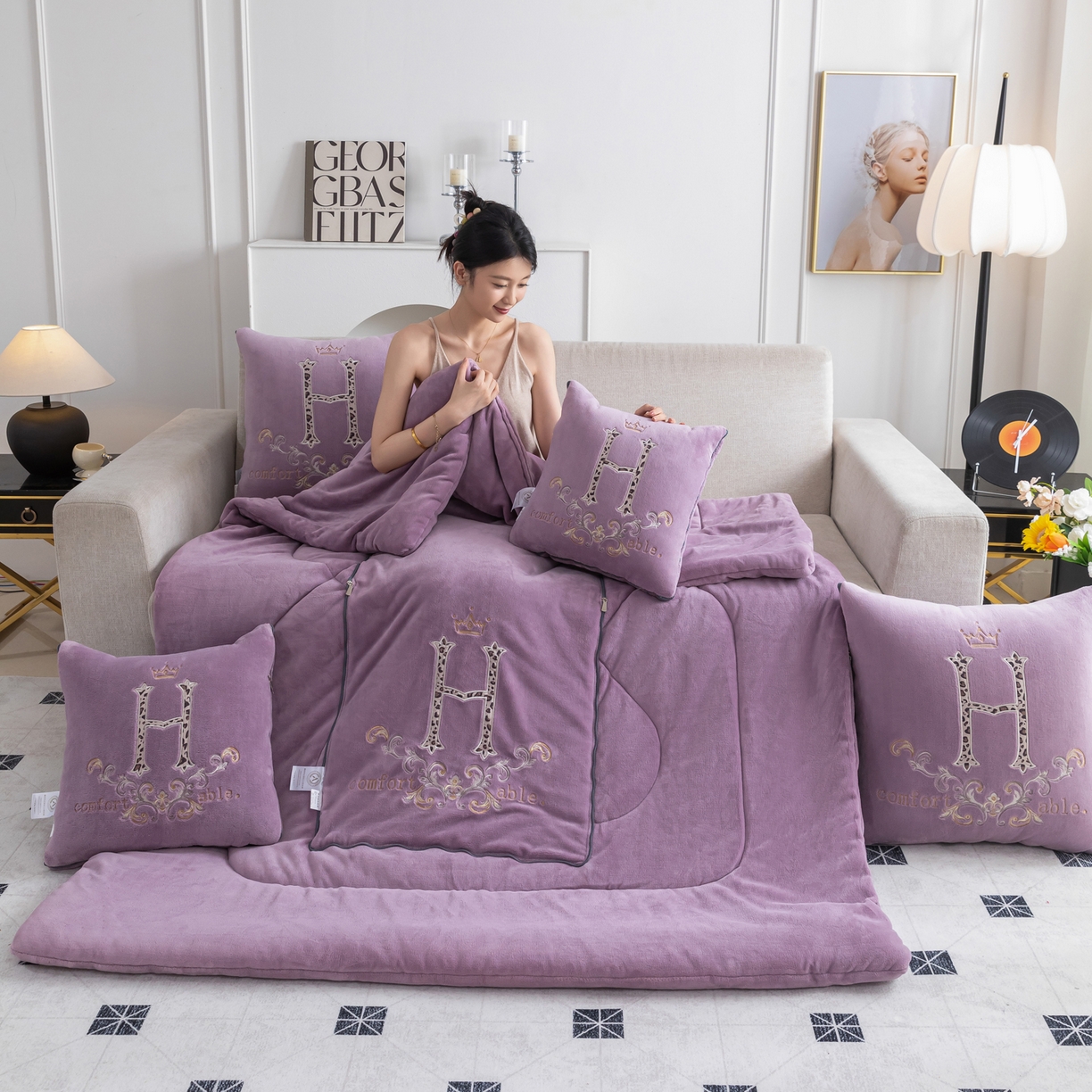 91家纺网 家纺一手货源 找家纺 照世家纺 2025新款牛奶绒简约复古款抱枕被 香芋紫