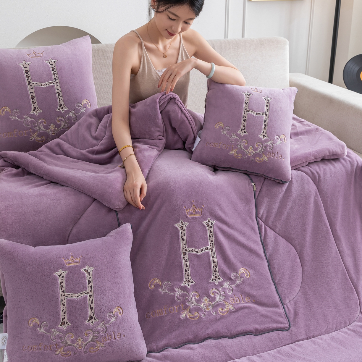 91家纺网 家纺一手货源 找家纺 照世家纺 2025新款牛奶绒简约复古款抱枕被 香芋紫